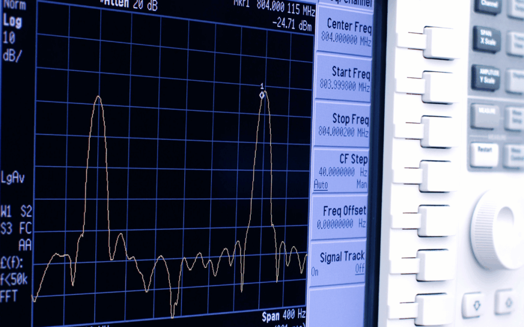 Analizador de espectro en uso para medición de señales electrónicas