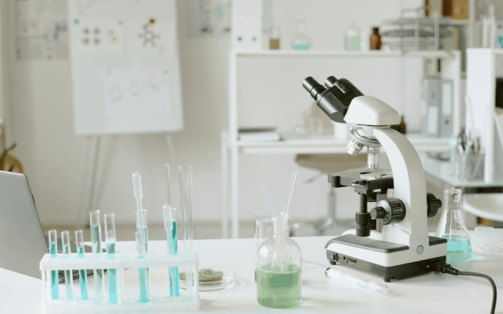 Instrumentos de laboratorio de alta precisión en uso profesional