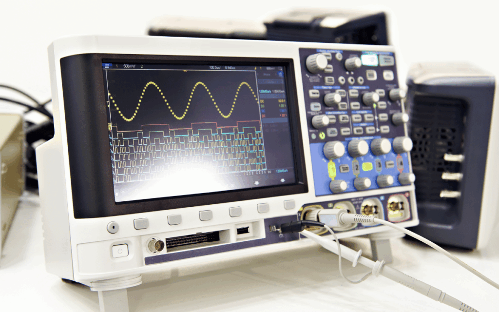 Técnico realizando análisis de frecuencia con un analizador de espectro